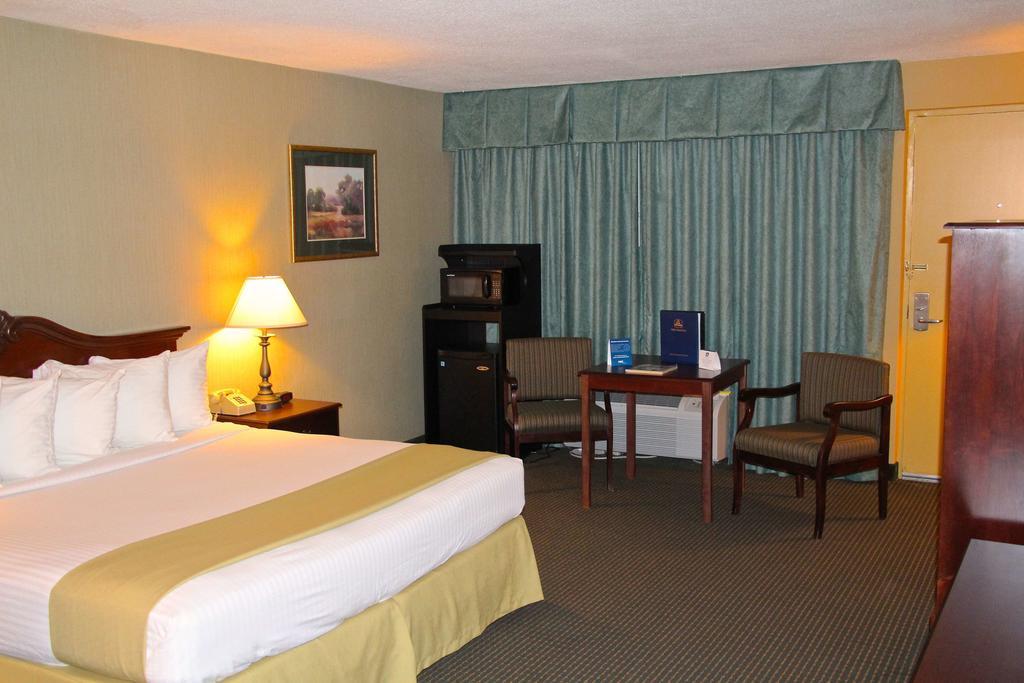 Clarion Inn Falls Church-Arlington Exterior foto